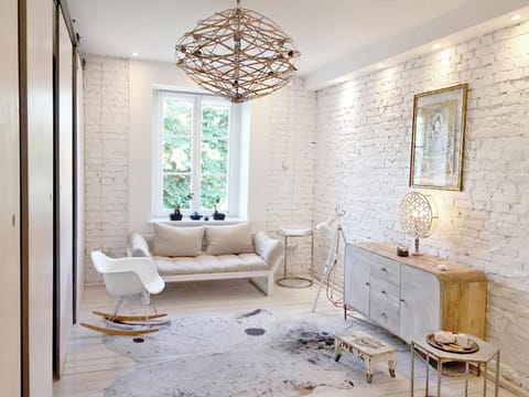 Bed, Living room, Photo of the whole room, Decorative detail, Seating area