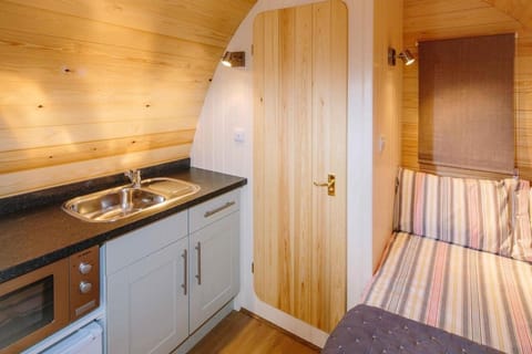 Mallow Glamping Pod Apartment in Cotswold District