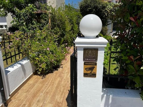 Property building, Facade/entrance, Garden