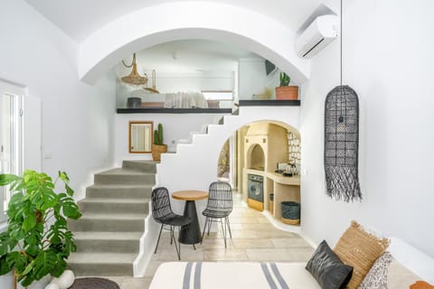 Bed, Kitchen or kitchenette, Photo of the whole room, Decorative detail, Seating area, Dining area, Bedroom
