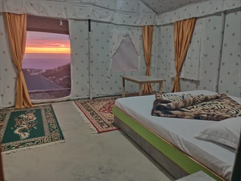 Bed, Photo of the whole room, Bedroom, Street view, Sunset