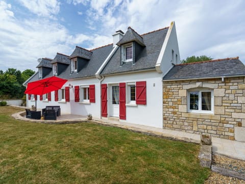 Holiday Home Les Volets Rouges by Interhome House in Finistere