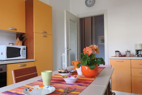 Coffee/tea facilities, Balcony/Terrace, Kitchen or kitchenette, Quiet street view, dishwasher, microwave, oven, stove