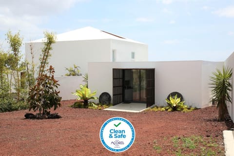 Property building, Facade/entrance, Garden