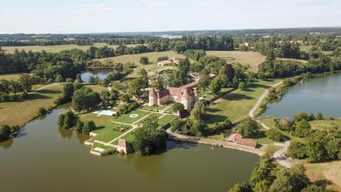 Property building, Day, Natural landscape, Bird's eye view, Garden, Lake view, Landmark view, Swimming pool