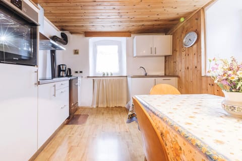 Kitchen or kitchenette, Dining area, stove