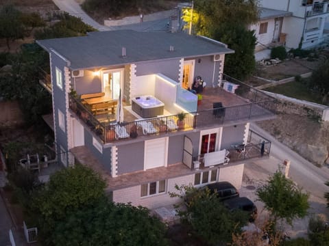 Property building, Neighbourhood, Bird's eye view, Hot Tub