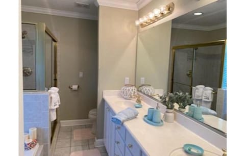 Seven Palms House in Garden City