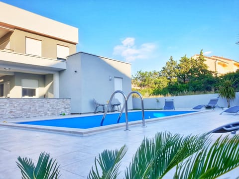 Property building, Swimming pool, Swimming pool