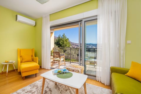 Day, Natural landscape, View (from property/room), Balcony/Terrace, Living room, Seating area