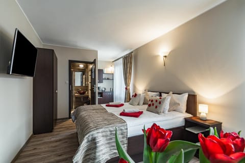 Bed, Bathroom, Coffee/tea facilities, View (from property/room), Kitchen or kitchenette, Food and drinks, Other, Photo of the whole room, Decorative detail, Bedroom, On site