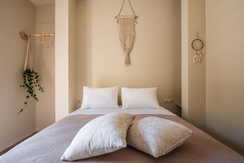 Bed, Photo of the whole room, Decorative detail, Bedroom