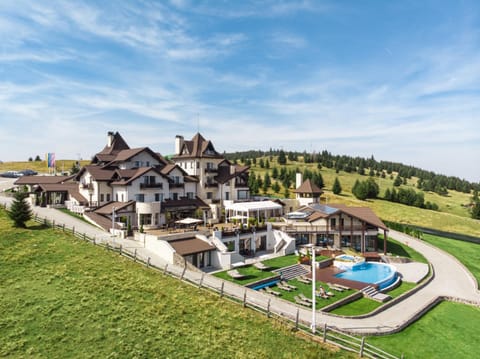 Property building, Landmark view, Swimming pool