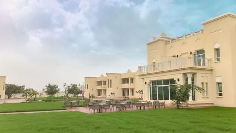 Property building, Facade/entrance, Garden, Balcony/Terrace, Landmark view, Area and facilities