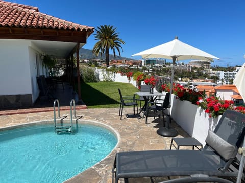 Patio, Day, Swimming pool, sunbed