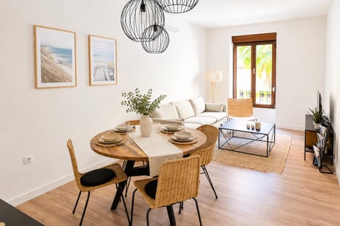 TV and multimedia, Living room, Seating area, Dining area
