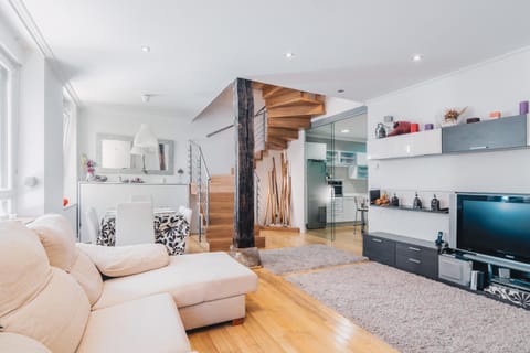 Facade/entrance, TV and multimedia, Living room, Seating area, Dining area