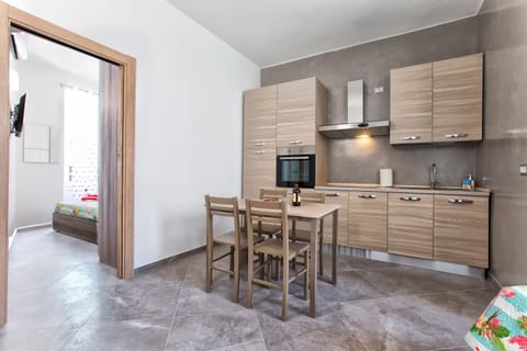 Kitchen or kitchenette, Dining area