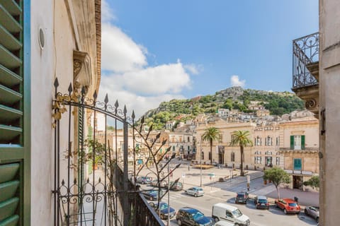 Neighbourhood, Balcony/Terrace, City view, Street view