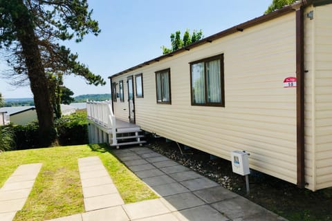Family Seaside Retreat Private Stay at 5-Star Rockley Holiday Park Poole House in Poole