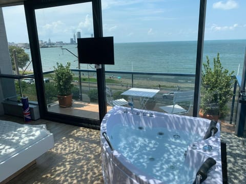Day, Hot Tub, View (from property/room), Balcony/Terrace, Photo of the whole room, Sea view