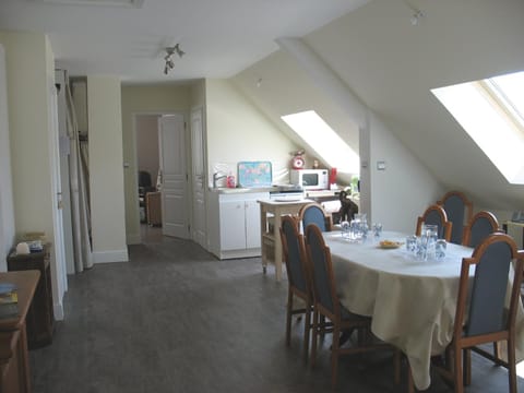 Kitchen or kitchenette, Seating area, Dining area