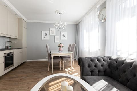 TV and multimedia, Kitchen or kitchenette, Living room, Photo of the whole room, Seating area, Dining area