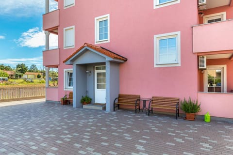 Property building, Patio, Facade/entrance