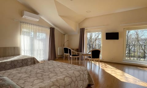 Communal lounge/ TV room, Bed, TV and multimedia, Living room, Seating area, Evening entertainment, Bedroom, air conditioner
