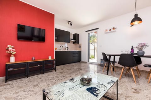 TV and multimedia, Kitchen or kitchenette, Living room, Seating area, Dining area