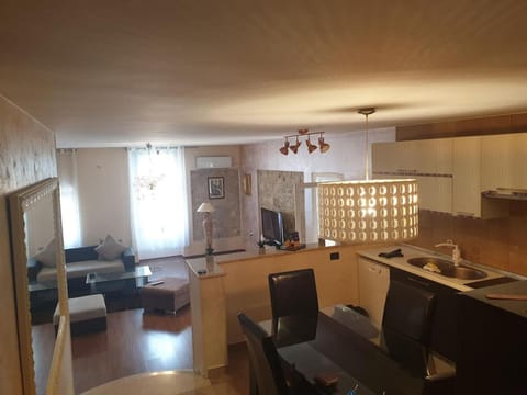 Kitchen or kitchenette, Living room, Seating area, Dining area