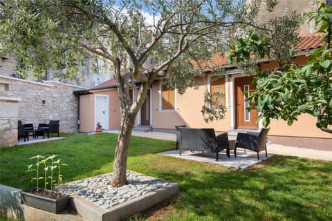 Property building, Patio, Facade/entrance, Garden