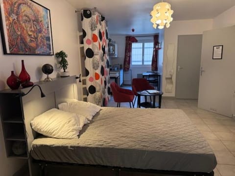 Bed, Living room, Photo of the whole room, Seating area