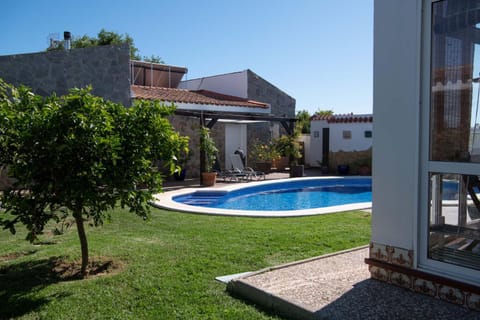 Property building, Garden, Swimming pool, Swimming pool