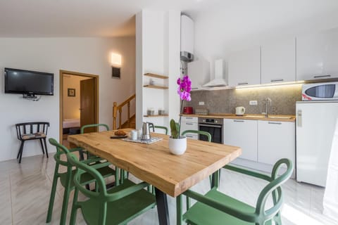 Kitchen or kitchenette, Dining area, Communal kitchen