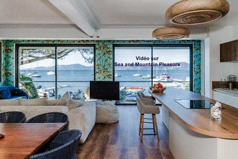 Natural landscape, Living room, Seating area, Dining area, Beach, Windsurfing, Sea view, Sea view