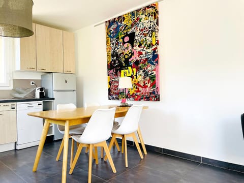 Kitchen or kitchenette, Seating area, Dining area