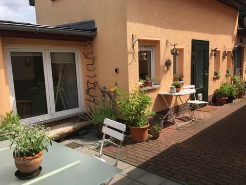 Patio, Facade/entrance