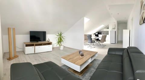 Communal lounge/ TV room, TV and multimedia, Living room, Seating area