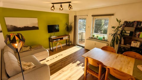 Communal lounge/ TV room, Library, TV and multimedia, Balcony/Terrace, Living room, Seating area, Dining area, Evening entertainment
