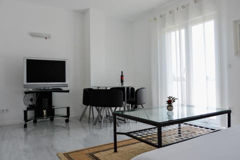 TV and multimedia, Living room, Seating area, Dining area, air conditioner