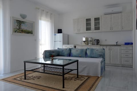 Bed, Kitchen or kitchenette, Living room, Photo of the whole room, Seating area, Dining area, minibar, air conditioner