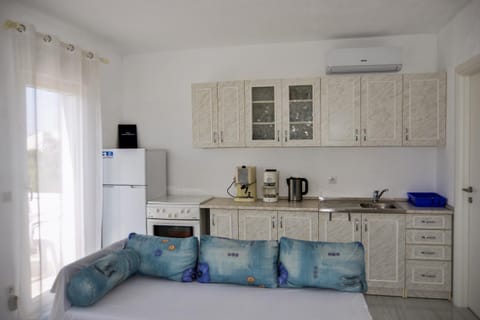 Coffee/tea facilities, Kitchen or kitchenette, Communal kitchen, minibar, pet friendly, stove