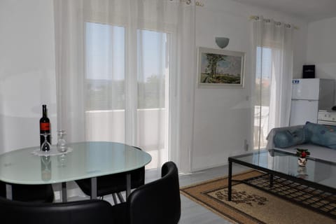 Living room, Food and drinks, Seating area, Dining area, Drinks, Alcoholic drinks