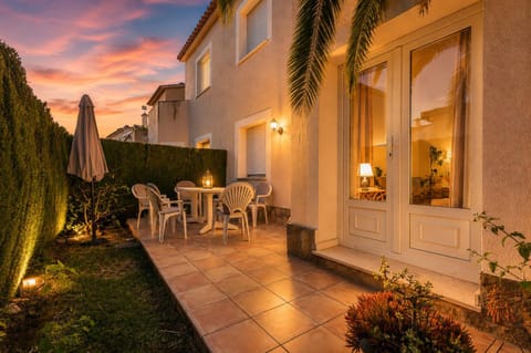 Property building, Garden, View (from property/room), Dining area, Garden view