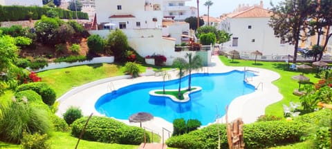 Property building, Spring, Day, Natural landscape, Garden, Garden view, Pool view, Swimming pool, Swimming pool, sunbed