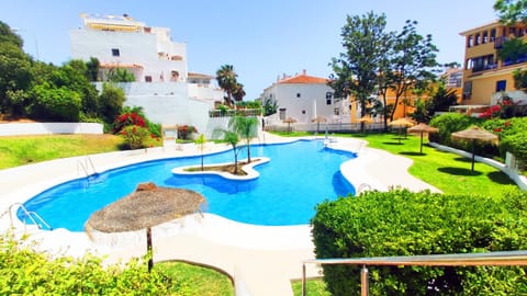 Property building, Spring, Day, Natural landscape, Garden, Garden view, Pool view, Swimming pool, sunbed