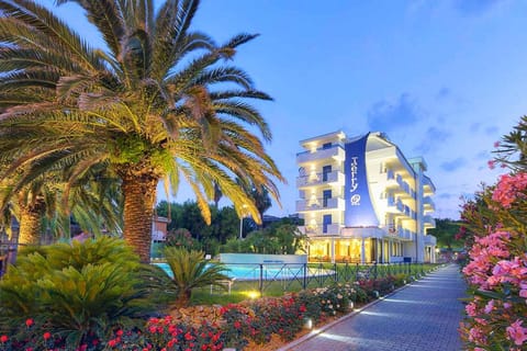 Property building, Garden, Garden view, Pool view, Swimming pool