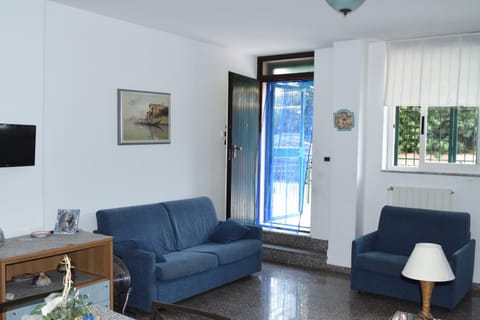 Spring, Bed, Day, Winter, Summer, TV and multimedia, Living room, Seating area, Time of day