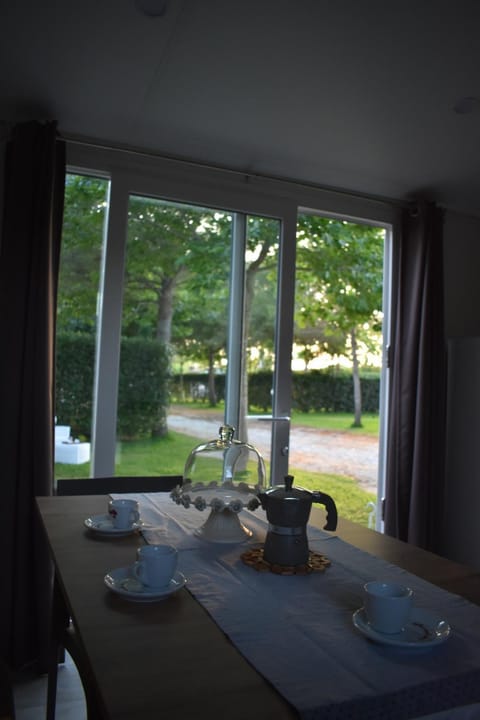 Garden, Living room, Seating area, Dining area, Garden view